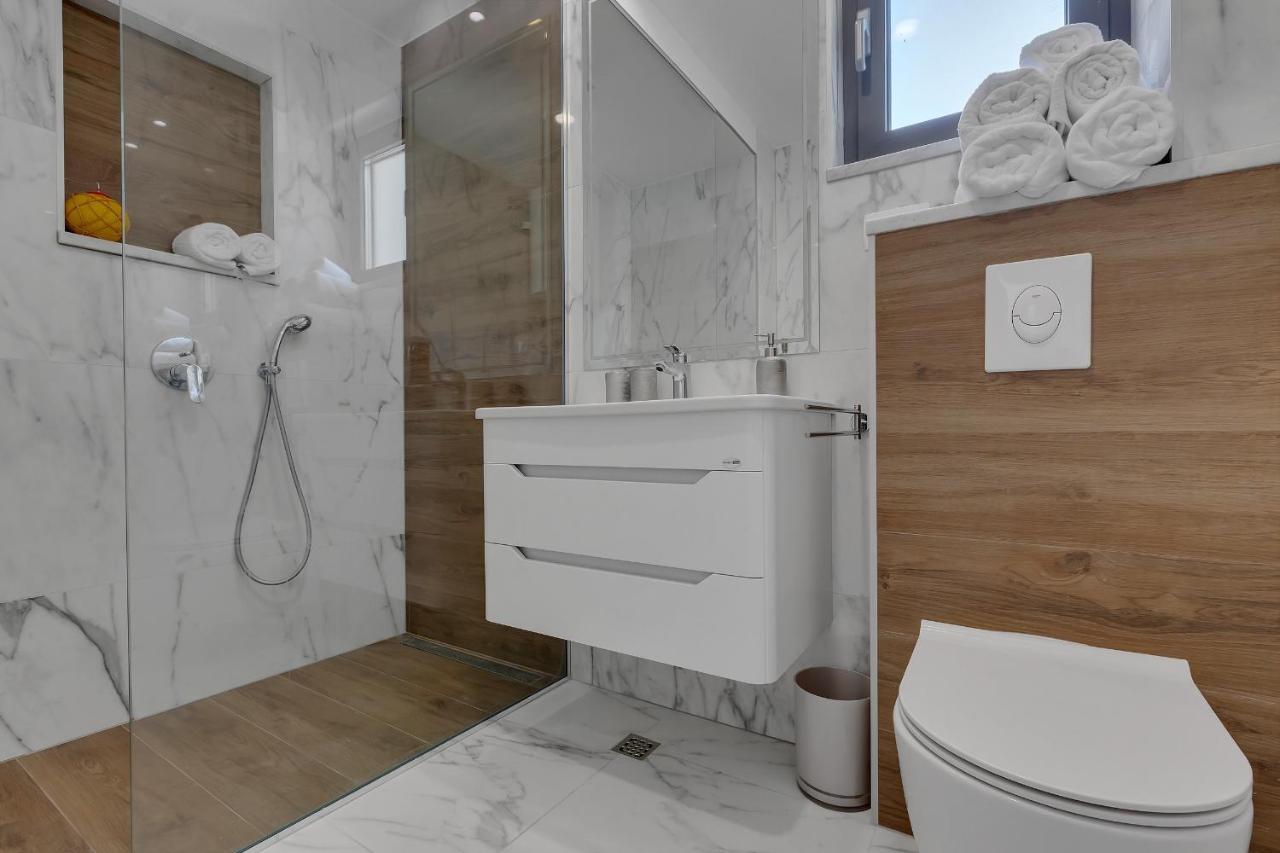 Luxury Apartment *