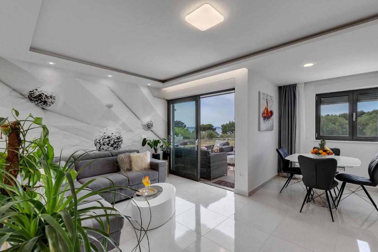 Luxury Apartment *